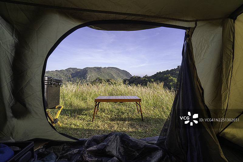 帐篷内的晨景图片素材