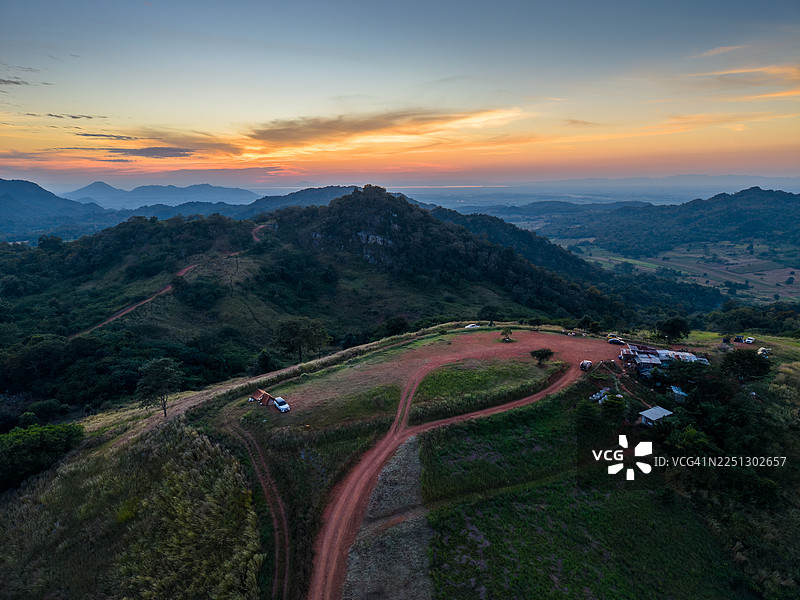 泰国萨拉武里府山坡上的露营地鸟瞰图图片素材
