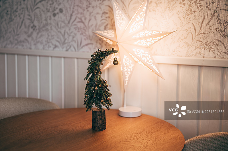 挂在温馨室内闪亮的圣诞星星装饰图片素材