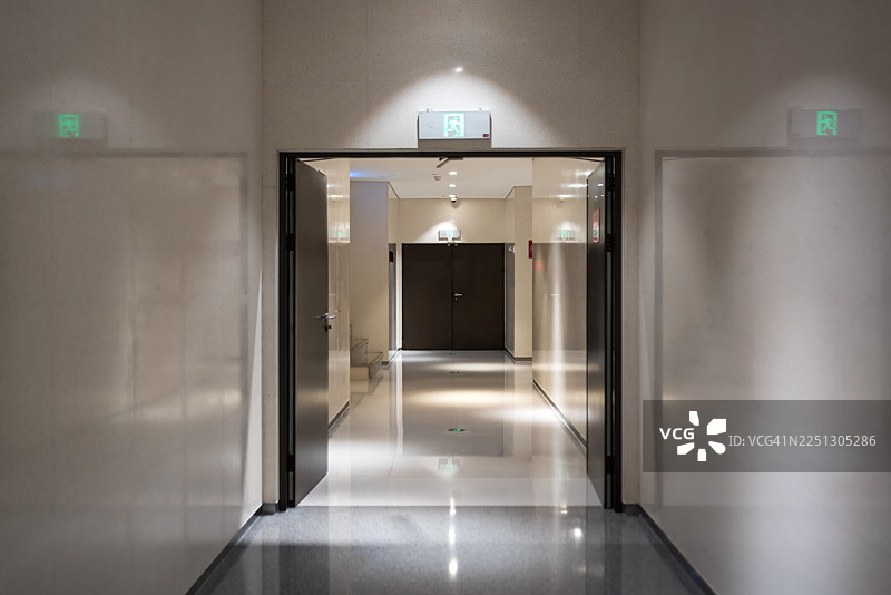 楼内的安全出口图片素材
