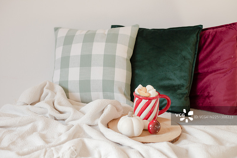 圣诞背景。带窗户的卧室。圣诞老人猫图片素材