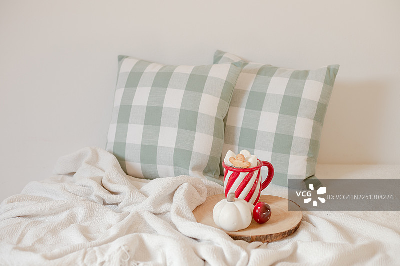 圣诞节背景。带窗户的卧室。圣诞老人猫图片素材