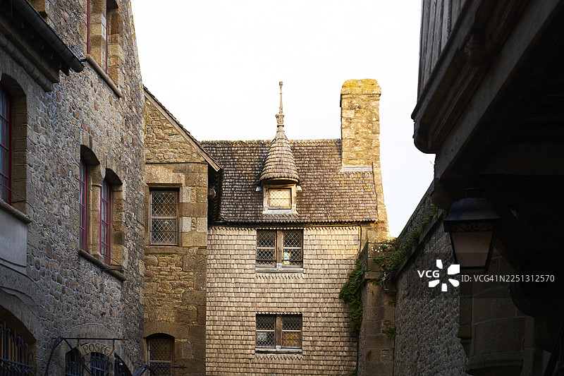 法国圣米歇尔山街道上的历史悠久的中古建筑图片素材