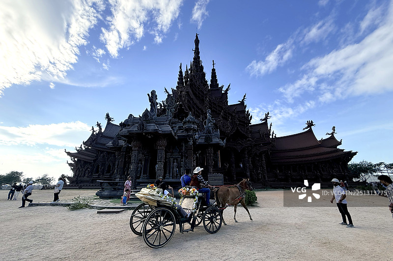 游客参观芭堤雅真理寺图片素材