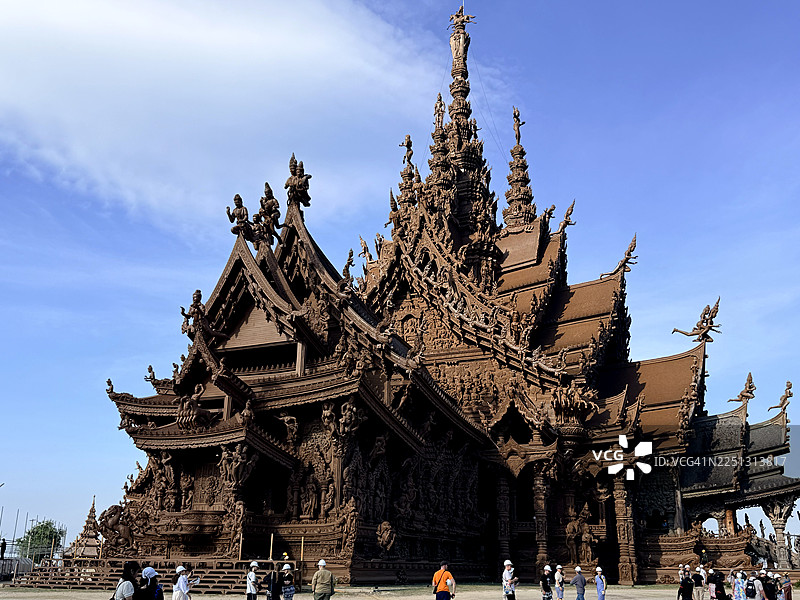 游客参观芭提雅真理寺图片素材