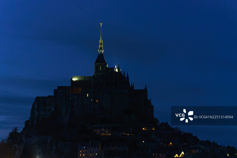 夜空中闪耀的圣米歇尔山修道院图片素材