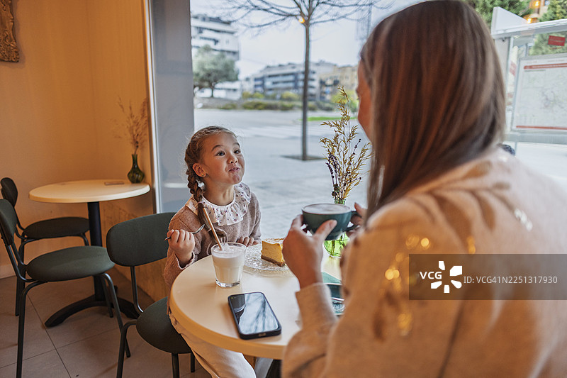 母女在咖啡馆享用咖啡和奶昔图片素材