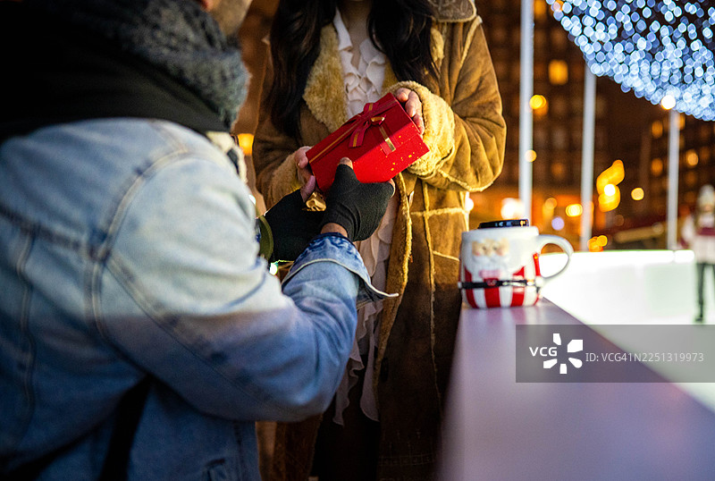 冰鞋和热红酒图片素材