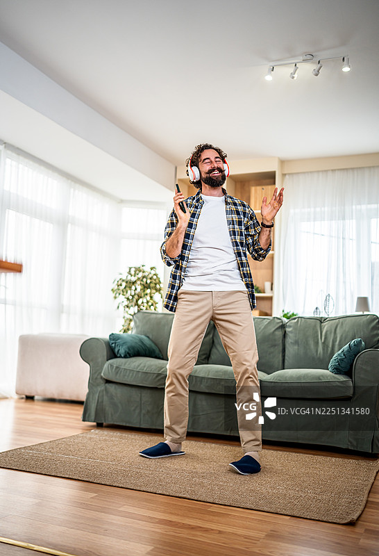 快乐的男人在家随着音乐跳舞图片素材