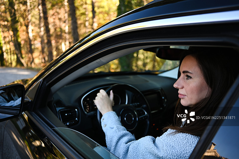 女人在秋季驾车旅行图片素材