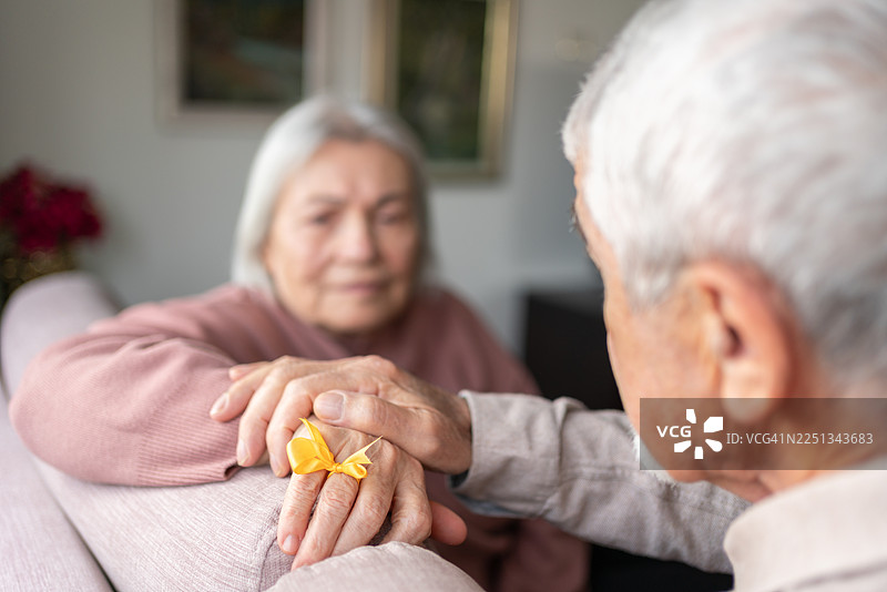 手指上的丝带提醒图片素材