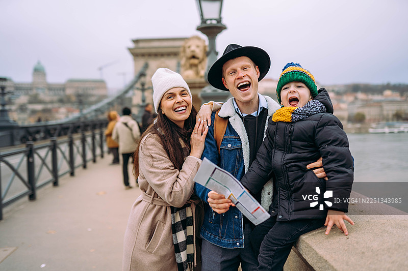 一家人享受着在一起的时光图片素材