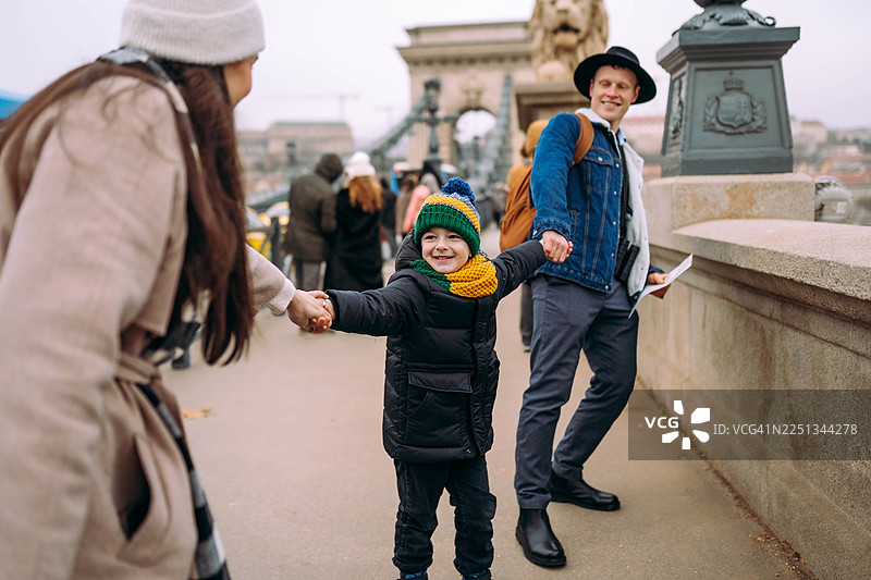 一家人看着旅游地图图片素材