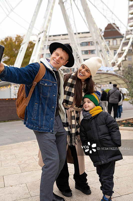 游客家庭在城市观光图片素材