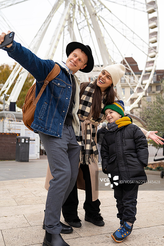 游客家庭在城市观光图片素材