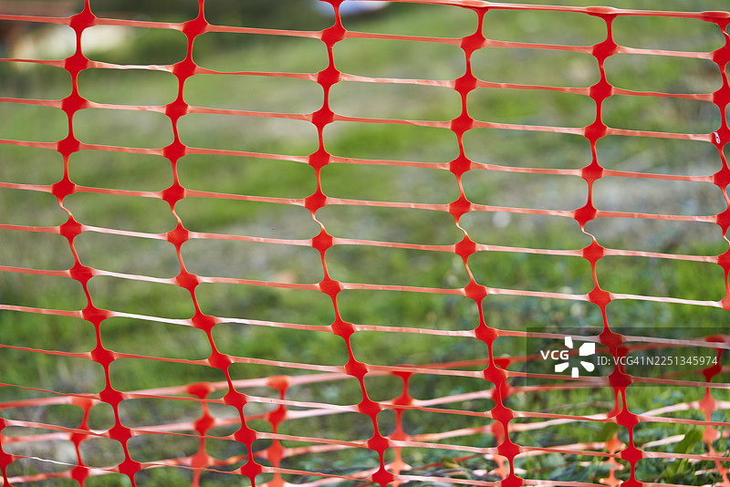 橙色塑料安全围栏保护施工区域图片素材