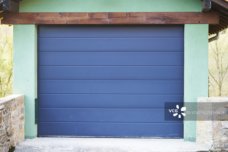现代房屋外部的蓝色封闭车库门图片素材