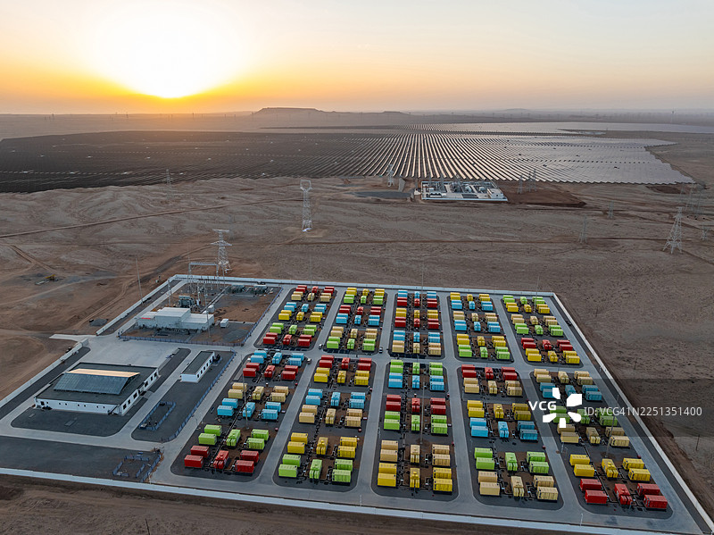 日出时的储能电站图片素材