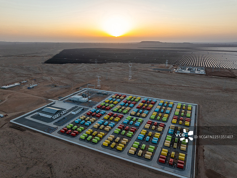 日出时的储能电站图片素材