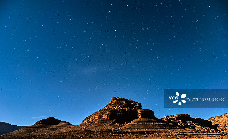 月光下的红崖大教堂岩，美国亚利桑那州图片素材