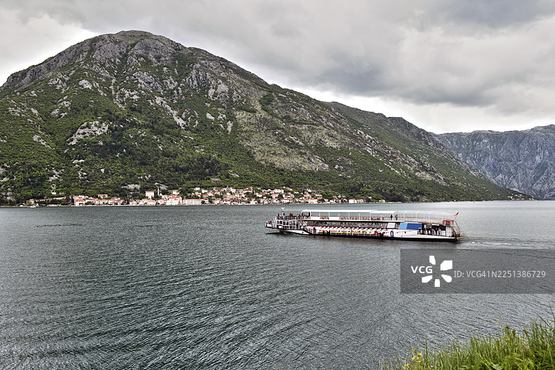 黑山佩特罗瓦茨海岸的游船图片素材
