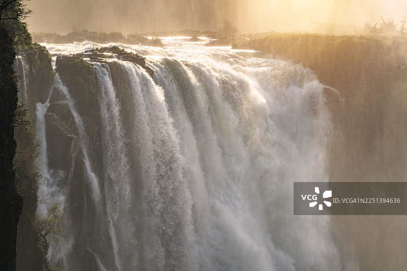 维多利亚瀑布日落时赞比西峡谷的薄雾图片素材