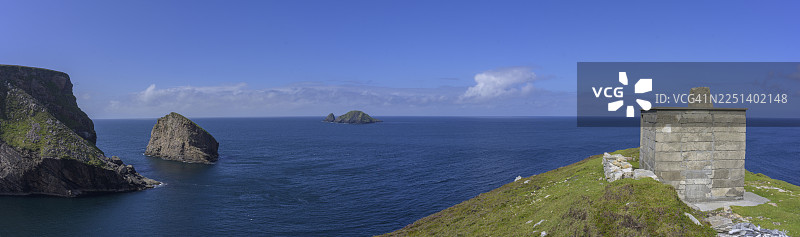 二战时期的观察哨，位于爱尔兰梅奥郡穆伊纳博波特拉克洛伊环形悬崖步道图片素材
