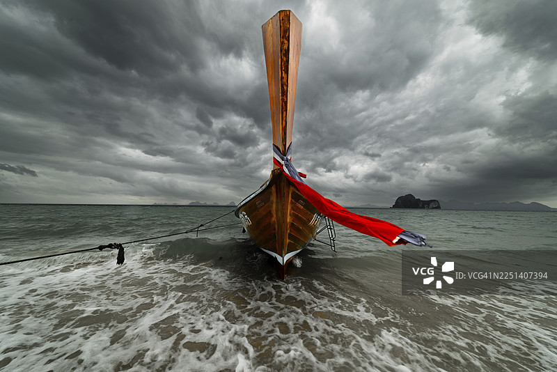 泰国南部，沙敦府，安达曼海，格岛，海滩上的长尾船，身后是乌云图片素材