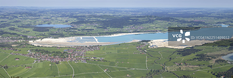 春季全景，从特格尔贝格（Tegelberg）1881米处拍摄，俯瞰施万高（Schwangau）、瓦尔滕霍芬（Waltenhofen）、霍普芬湖（Hopfensee）以及部分仍处于排干状态的福尔根湖（Forggensee），位于巴伐利亚州（Bavaria）东阿尔高（Ostallgäu）地区，德国。图片素材