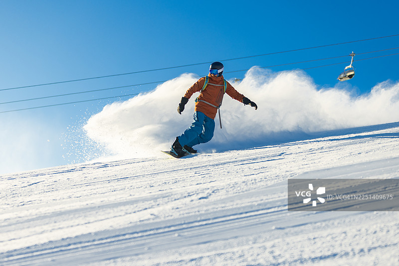 中年男子滑雪板图片素材