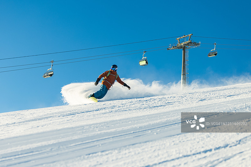 中年男性单板滑雪图片素材