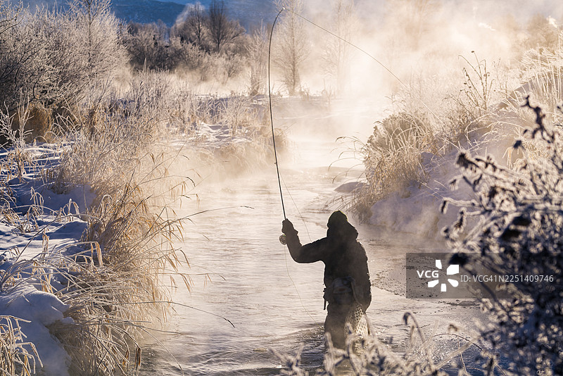 在极度寒冷的冬季条件下飞钓图片素材