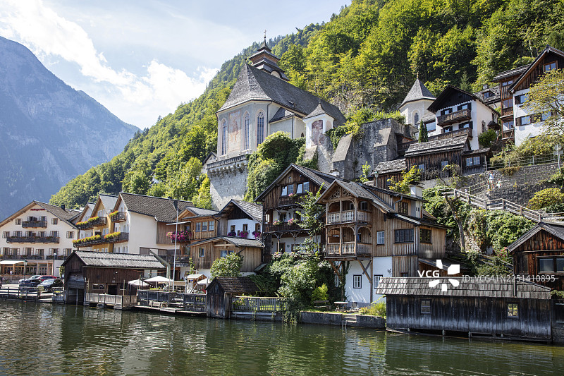 奥地利哈尔施塔特，绿山前的湖上房屋，风景如画的环境中的传统建筑图片素材