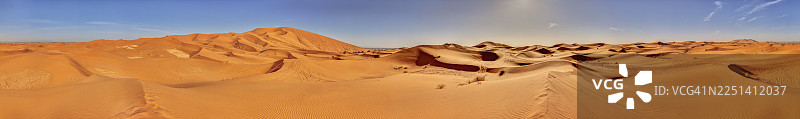 摩洛哥撒哈拉沙漠的广阔景色，沙丘和晴朗的天空图片素材