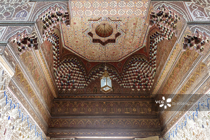 摩洛哥马拉喀什巴伊亚宫宏伟、精美的拱形天花板，布满几何图案和木质元素图片素材