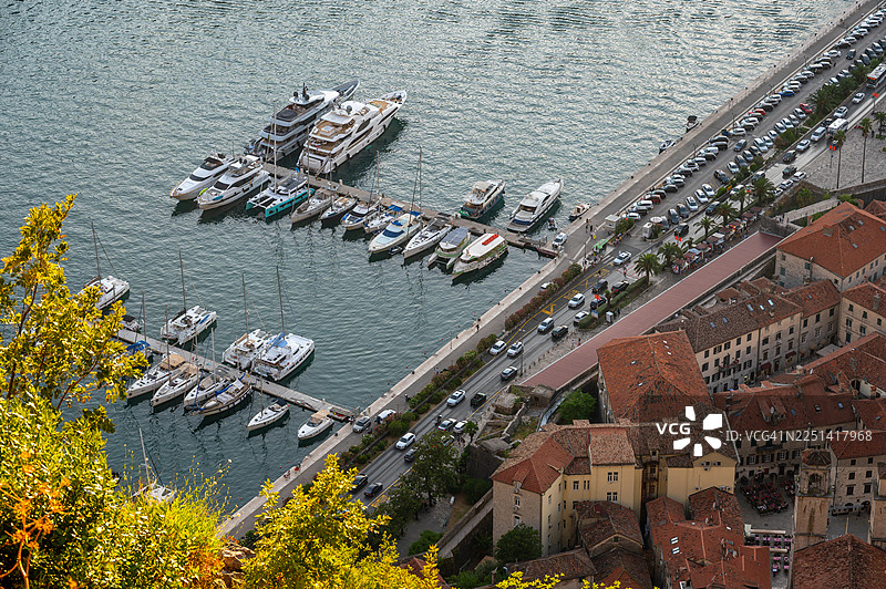 海岸小镇和码头的鸟瞰图图片素材