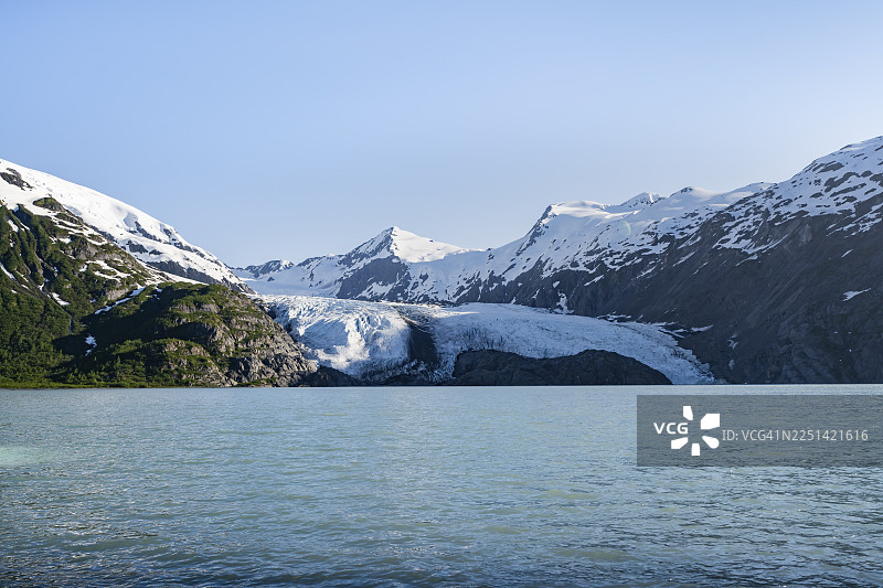 白雪皑皑的山脉和冰川，波特奇冰川位于波特奇湖，阿拉斯加州楚加奇国家森林，美国图片素材