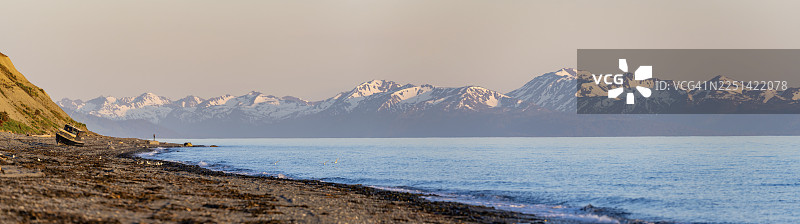 傍晚时分的锚点海滩，库克湾，拥有雪山的山峰，位于肯纳半岛，锚河州立休闲区，阿拉斯加，美国图片素材