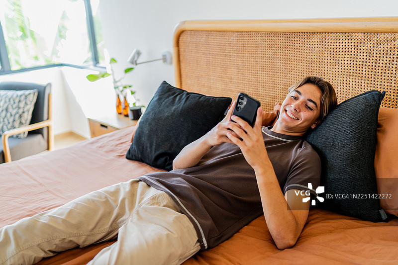 青少年在家使用手机图片素材