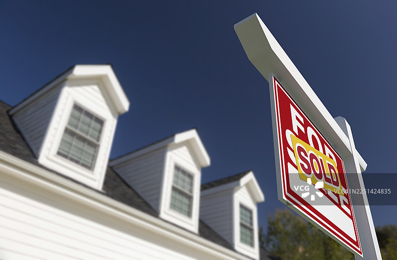 待售房产标志，位于新房前图片素材