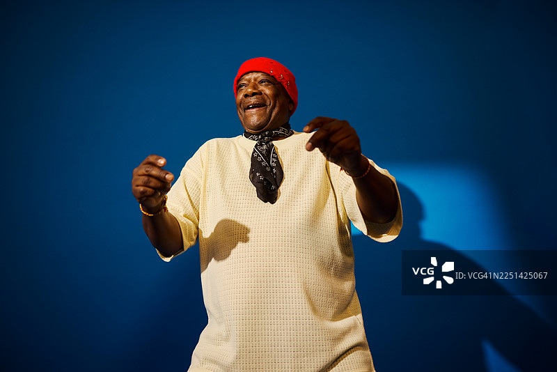 精力充沛的老年黑人男子，充满活力地跳舞图片素材