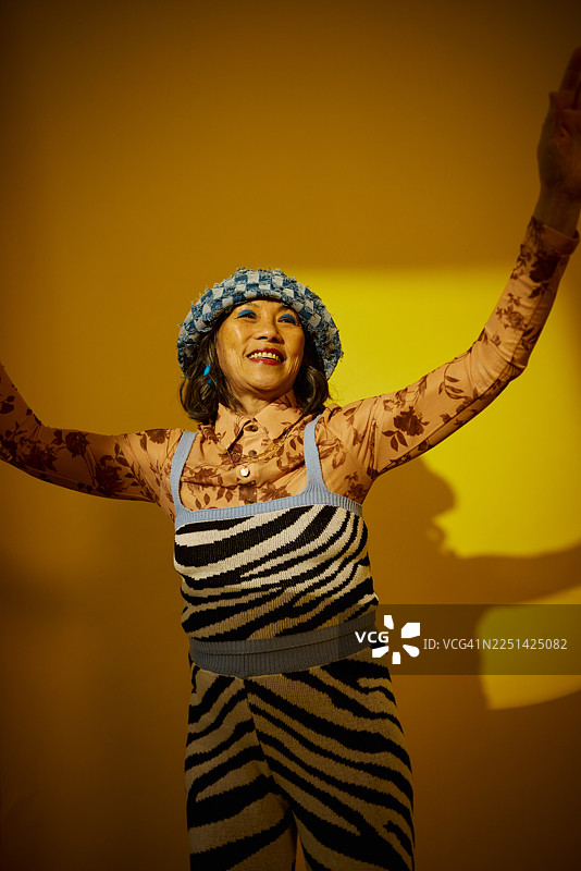 一位充满活力、表达喜悦的老年亚洲女性图片素材