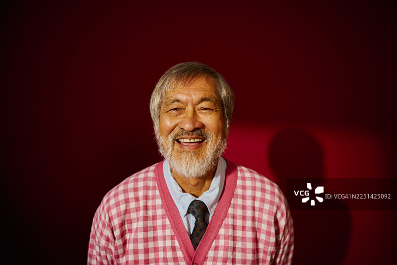 一位精神矍铄、笑容满面的老人，充满青春活力图片素材