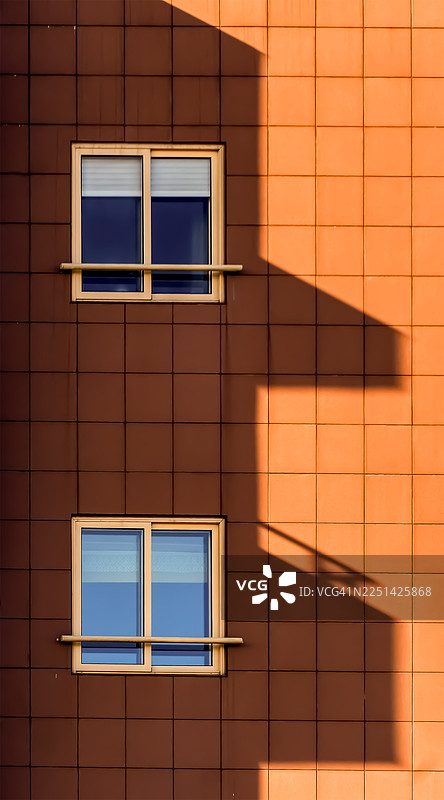 葡萄牙维塞乌建筑外墙的抽象细节，带有窗户和强烈阴影图片素材