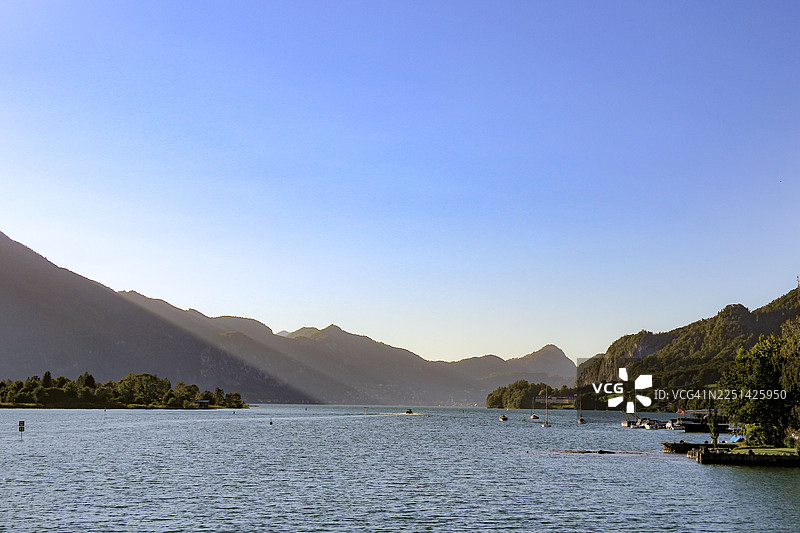 日落时分，宁静的山区湖泊风景，天空湛蓝图片素材