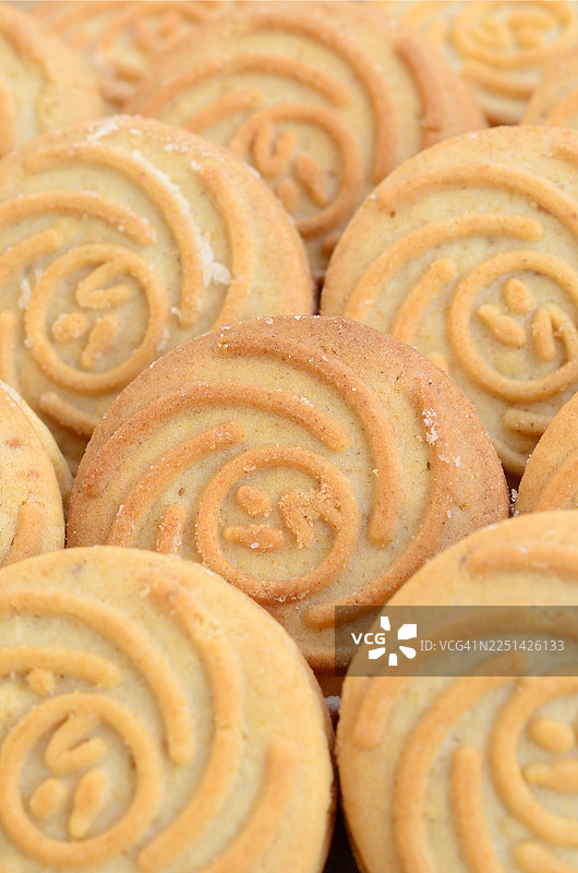 美味的螺旋图案黄油饼干，撒满糖粒，全景特写镜头充满画面图片素材