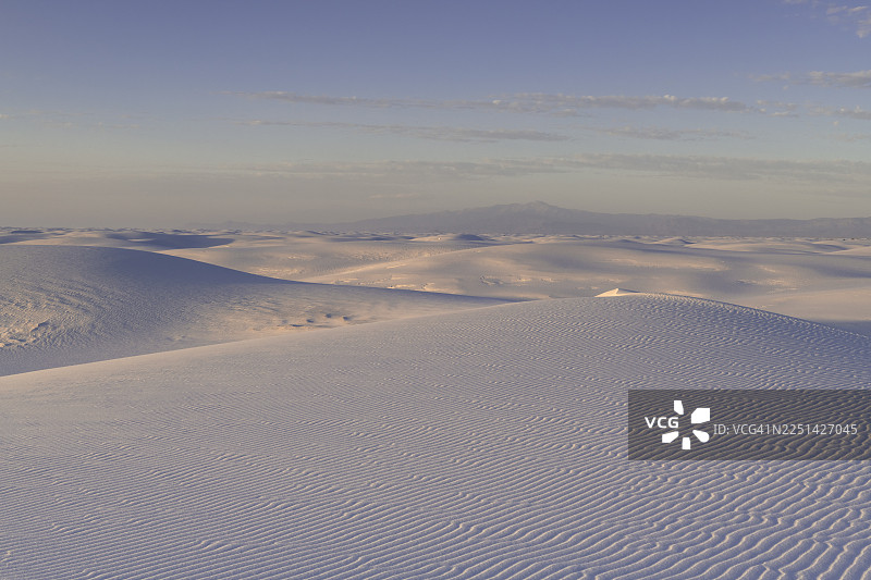 美国白沙国家公园晴空下的广阔白色沙丘图片素材