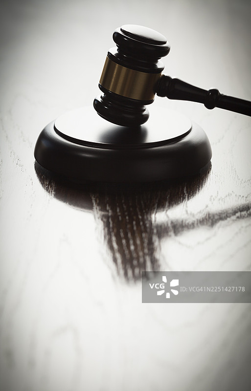 反射木质表面上戏剧性的法槌剪影图片素材