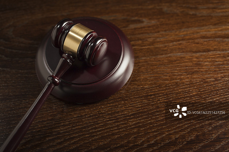 桌面上带有木槌的抽象图案，留有文字空间图片素材