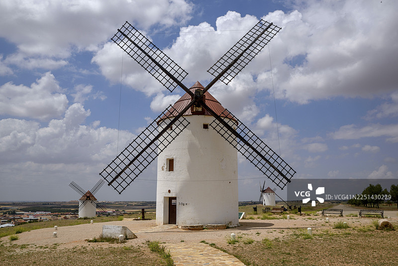 风车，昆卡省莫塔德尔库埃沃，卡斯蒂利亚-拉曼恰地区，西班牙图片素材